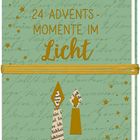 "24 Advents-Momente im Licht" in goldener Schrift auf grünem Hintergrund, verziert mit Sternen und zwei stilisierten Kerzen.