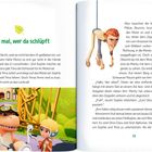 "Guck mal, wer da schlüpft." Ein Dinosaurier und Kind auf einem Motorrad. Ein Mann hängt an einem Seil.