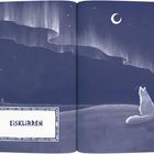 "EISKLIRREN" in einem dekorativen Rahmen. Eine Katze schaut unter einem Mondhimmel auf Nordlichter.