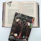 Buch "Nightshade" von Autumn Woods mit Kapitelüberschrift "Ophelia". Ein reich verziertes Cover mit Blumen und Blättern.