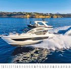 Zahlen: 5, 1-31. Motorboot auf blauem Wasser, Küstenlandschaft im Hintergrund, klarer Himmel.