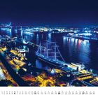 "Blaues Licht illuminiert Hafen bei Nacht. Text: 'Juni' unten links mit Kalender. Schiffe und beleuchtete Gebäude im Hintergrund."