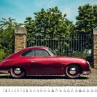 Kalenderansicht mit dem Monat Mai, einem klassischen, roten Auto und einer Backsteinmauer im Hintergrund.