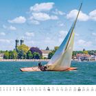 5, 1. Mai bis 31. Mai. Segelboot auf einem See, im Hintergrund Gebäude und Bäume, blauer Himmel mit Wolken.