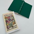 Buchtitel: "Gabriele Tergit - Tulpenwut und Rosenliebe". Ein Buch mit grünem Einband liegt daneben.