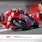 Text: "Mai 2027. Nicky Hayden (USA), Ducati Marlboro Team 2009, Ducati Desmosedici GP9."

Ein Rennfahrer in roter Motorradkleidung auf einer Kurve.