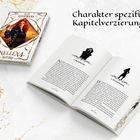 „Charakter spezifische Kapitelverzierungen“. Ein geschlossenes Buch mit Coverillustration und ein geöffnetes Buch mit Text.