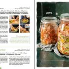 Links: Text über Pusztakraut-Rezept, Zucchini-Paprika-Kraut. Rechts: Zwei volle Einmachgläser mit Gemüse auf einem Tuch.