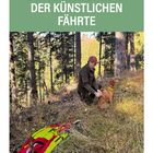 V. EINARBEITUNG AUF DER KÜNSTLICHEN FÄHRTE. Im Wald: Eine Person kniet neben einem Hund, beide schauen nach vorne.