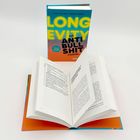 Aufrecht stehendes Buch: "LONGEVITY Die Anti-Bullshit-Formel". Vorne ein aufgeschlagenes Exemplar.