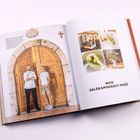 Links Text über eine Frau Sazama und eine große Steinmetztüre. Rechts vier Bilder und Text: "MEIN SALZKAMMERGUT-MENÜ".