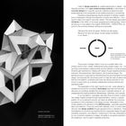 Texte: "senses", "head", "hand". Beschreibung: Weiße modulare Papierstruktur, komplex gefaltet und montiert, auf schwarzem Hintergrund.