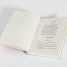 Offenes Buch auf hellem Hintergrund, zeigt Text mit Überschriften "PROLOG" und "ERSTER AUFZUG". Linksseitig leere Seite.