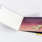 Zitat: „Erwachsene verstehen nie...“ von Antoine de Saint-Exupéry. Illustration eines Flugzeugs auf violettem Hintergrund.