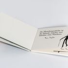 „Die Menschengeschichte ist die Sekunde zwischen zwei Schritten eines Wanderers.“ - Franz Kafka. Illustration: stilisierter Wanderer.