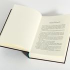 Offenes Buch aufgeschlagen, beginnend mit "Nummer 514, Serie 23", schwarzer Text auf cremefarbenen Seiten.