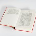 Zweites Kapitel. Die Seiten 20 und 21 eines aufgeschlagenen Buches mit rotem Einband.