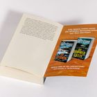 Ein aufgeschlagenes Buch mit einem Umschlag, der zwei Buchcover von Tess Gerritsen zeigt. Texte auf dem Umschlag beschreiben die Bestsellerreihe.
