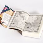 Ein offenes Buch zeigt links einen Text über Leser, daneben eine Weltkarte. Umschlag mit Blumenmuster.