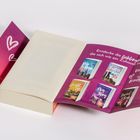 Texte: "Entdecke die Lieblingsreihe", "Verliere dein Herz in der Windy City". Buch mit rosa Cover und Herzen.