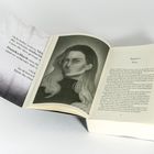 Links: „Ich habe schon Männer…” Rechts: „Kapitel 1 Briar” Illustration: Frau mit langen Haaren, ernst blickend.