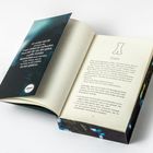 Ein Buch mit dem Text auf der Klappe: „Ich will nur mit dir zusammen sein... zu mir gehörst.“ Die Innenseite zeigt eine Buchseite.