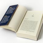 Ein aufgeschlagenes Buch, Kapitel 1 "Milan". Ein Lesezeichen beschreibt Figuren: Milan, Ashley. Textseite über Alltag.