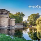 Text: "Herr(schaft)lich." "Im Stil einer romanischen Basilika... des 19. Jahrhunderts." Ein Gebäude am Wasser mit Bäumen.