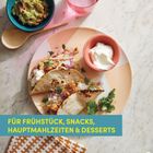 SCHRITT-FÜR-SCHRITT-ANLEITUNGEN FÜR EINFACHE UND SCHNELLE REZEPTE. Gezeigte Gerichte: Schokoladen-Nuss-Kuchen und Pancakes auf Platten.