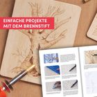 "EINFACHE PROJEKTE MIT DEM BRENNSTIFT." Eine Holzplatte mit gezeichnetem Baum und Brennstift, daneben eine Anleitungsbroschüre.