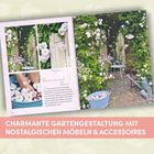 CHARMANTE GARTENGESTALTUNG MIT NOSTALGISCHEN MÖBELN & ACCESSOIRES. Rosa Rosen, ein Tisch mit Stühlen und ein blauer Eimer.