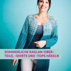 "SOMMERLICHE RAGLAN-OBERTEILE, -SHIRTS UND -TOPS HÄKELN" steht in pink auf einem hellblauen Balken. Frau in blauem Häkelcardigan.