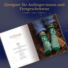 Geeignet für Anfänger:innen und Fortgeschrittene. Socken in Grün-Weiß gestreift mit Schlangenmotiv und einem Buch.