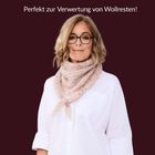 Text: "Perfekt zur Verwertung von Wollresten!" Eine Frau mit Brille trägt ein rosa Wolltuch über einer weißen Bluse.