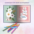 "Ausmalen für mehr Achtsamkeit", Illustration von Blumen in einem Buch, Stifte in verschiedenen Farben daneben.