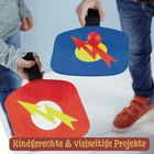 „Kindgerechte & vielseitige Projekte“. Zwei Personen halten bunte Schläger mit Blitz-Designs in Blau und Rot.