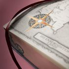 Text: "ELDRACH", "DIE UNBEWOHNTEN LÄNDE". Eine detaillierte Karte mit einem Kompass zeigt Teile eines Landes.