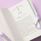 1. KAPITEL: Easton. Lied: "Miss Missing You – Fall Out Boy". Offenes Buch mit lila Leseband auf hellviolettem Hintergrund.