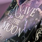"The Knave & The Moon" steht auf einem Buchcover mit floralen Mustern und einem stilvollen, dunklen Hintergrund.