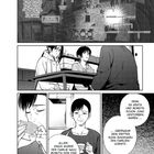 Stammbaum und Gespräch über Familiengeschichte. Frau trinkt aus Schale, ein weiteres Paar am Tisch. Themen: Erbe, Tradition.