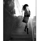 Kapitel 1. Eine Schülerin steigt eine Treppe hinauf, neben Häusern und Stromleitungen, im Abendlicht.