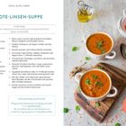 ROTE-LINSEN-SUPPE. Zutaten und Zubereitungsschritte für 2 Portionen. Bild zeigt zwei Schalen mit Suppe und frischen Kräutern.