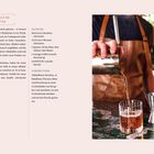 "Zutaten: 60ml Lyre's Bourbon-Alternative, 15ml Lyre's Wermut-Alternative. Bild: Zwei Hände gießen Flüssigkeit in ein Glas."