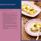 Rezept für Mandarinenkuchen, Zutaten und Zubereitungsschritte. Dekorative Teller mit Kuchenstücken und eine Tasse Kaffee.