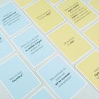 Mehrere Karten mit Fragen wie: "Wovor hattest du als Kind Angst?" und "Was ist dein Traumberuf?" in Blau- und Gelbtönen.