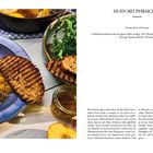 "HUHN MIT PFIRSICHEN" und Zutatenliste oben. Links Huhn, Pfirsiche in Sauce, geröstetes Brot auf blauem Teller. Rechts Text.