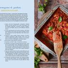 Links Rezepttext für "Zucchiniauflauf", rechts Zucchiniauflauf in einer Backform mit Basilikum garniert.