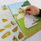 Links Zahlen von 1-20 neben Formen. Rechts ein Löwenjunges in einer Illustration mit rechenbasierten Feldern.