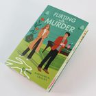 „FLIRTING WITH MURDER“, Illustration mit zwei Figuren in einem Raum. Rechte Person mit Getränk, links Pflanze und Lampe.