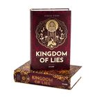"Kingdom of Lies" von Stacia Stark, "Eine Königin so furchtlos und tödlich". Roman. Verzierungen in Gold auf dunklem Hintergrund.